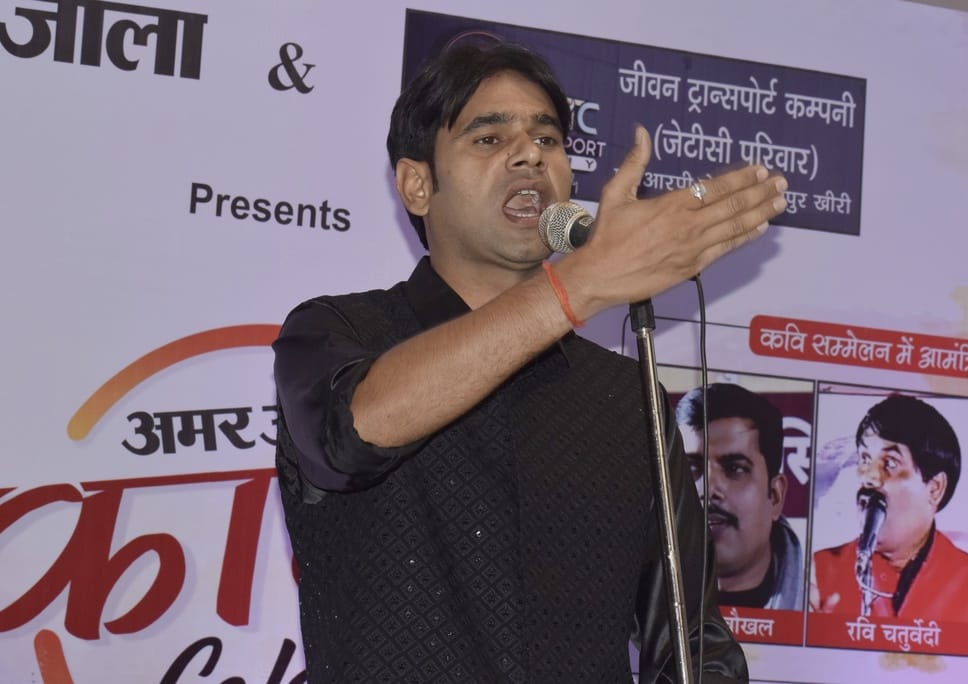 अमर उजाला काव्य कैफे (कवि सम्मेलन) में काव्य पाठ करते कवि धर्मराज कवि शायर। संवाद