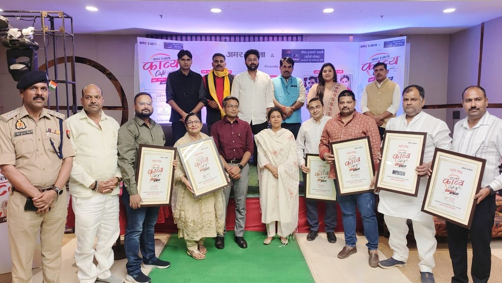 अमर उजाला काव्य कैफे (कवि सम्मेलन) में काव्य पाठ करते कवि धर्मराज कवि शायर। संवाद