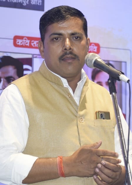अमर उजाला काव्य कैफे (कवि सम्मेलन) में काव्य पाठ करते कवि धर्मराज कवि शायर। संवाद