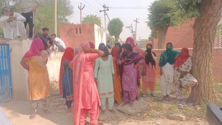 गांव जमाल के जलघर के अदंर खड़े वाटर टैंकर। संवाद। गांव जमाल के जलघर के अदंर खड़े वाटर टैंकर। संवाद।