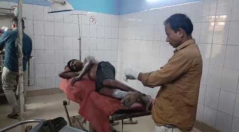 घायल का इलाज करते हुए डॉक्टर अस्पताल में