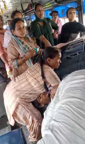कालका चौक के पास एंबुलेंस को रवाना करते लोग। वीडियो ग्रैब