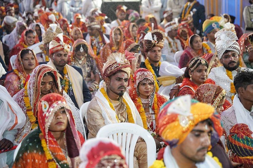 दूल्हा दुल्हन पर मुख्यमंत्री ने की पुष्पवर्षा।