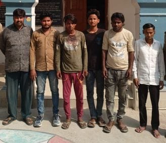 कुतराई गांव में मौजूद पुलिस। संवाद कुतराई गांव में मौजूद पुलिस। संवाद