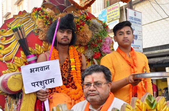 परशुराम शोभायात्रा में शामिल काली का अखाड़ा। संवाद