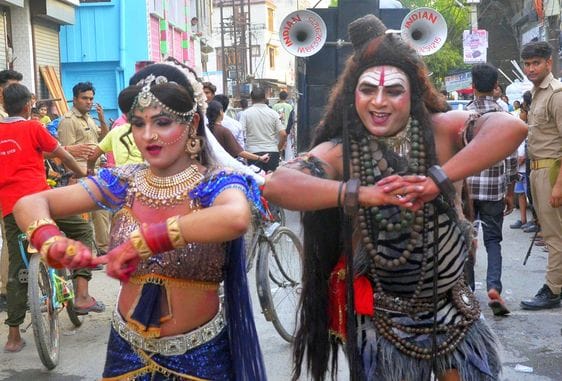 परशुराम शोभायात्रा में शामिल काली का अखाड़ा। संवाद