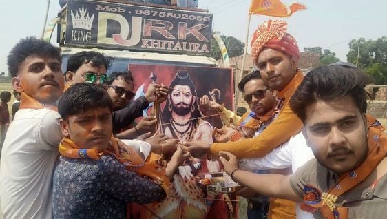 परशुराम शोभायात्रा में शामिल काली का अखाड़ा। संवाद
