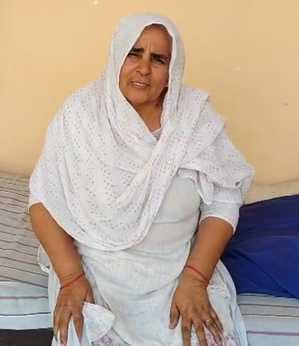 रोहटा। गांव चिंदौड़ी में लूट पीड़ित महिलाएं। संवाद रोहटा। गांव चिंदौड़ी में लूट पीड़ित महिलाएं। संवाद