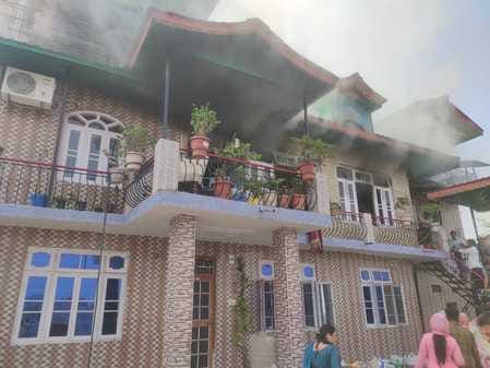 टिहरा के बांदल ब्राह्मण में मकान में भड़की आग। स्त्रोत- जागरूक पाठक टिहरा के बांदल ब्राह्मण में मकान में भड़की आग। स्त्रोत- जागरूक पाठक