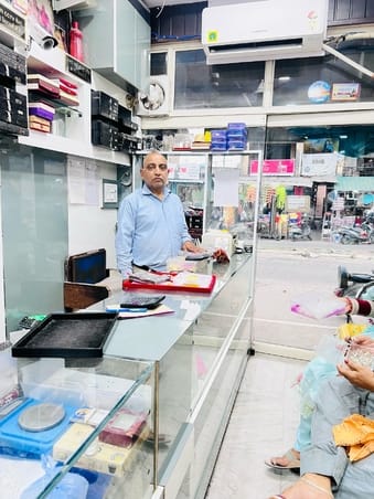 आभूषण विक्रेता राजन आभूषण विक्रेता राजन