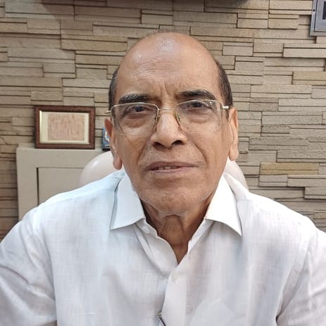 अंबाला छावनी स्थित सुनार की दुकान में अक्षय तृतीय पर गहनों की खरीदारी करती महिलाएं। संवाद