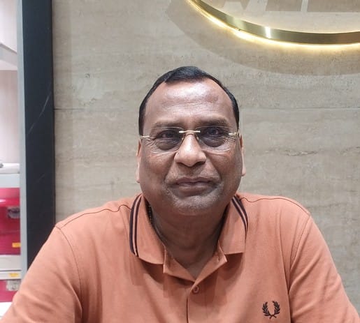 अंबाला छावनी स्थित सुनार की दुकान में अक्षय तृतीय पर गहनों की खरीदारी करती महिलाएं। संवाद