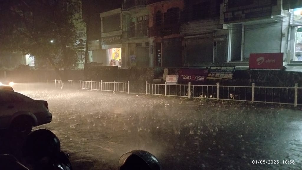 बिलासपुर शहर में वीरवार शाम को लगी भारी बारिश। संवाद बिलासपुर शहर में वीरवार शाम को लगी भारी बारिश। संवाद