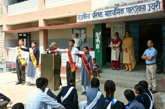 बिथल में मजदूर दिवस पर झंडा फहराते मजदूर। स्रोत : यूनियन