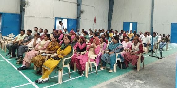 बिथल में मजदूर दिवस पर झंडा फहराते मजदूर। स्रोत : यूनियन