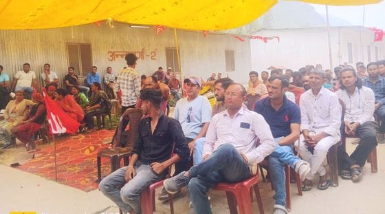 बिथल में मजदूर दिवस पर झंडा फहराते मजदूर। स्रोत : यूनियन