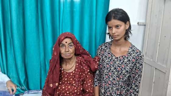 जोगिंद्रनगर अस्पताल में उपचाराधीन मधुमखियों के हमले से घायल लोग। स्त्रोत : जागरूक पाठक