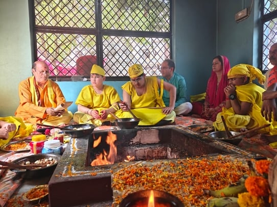 ज्वालामुखी मंदिर में दर्शन करते ध्यानयोगी । संवाद
