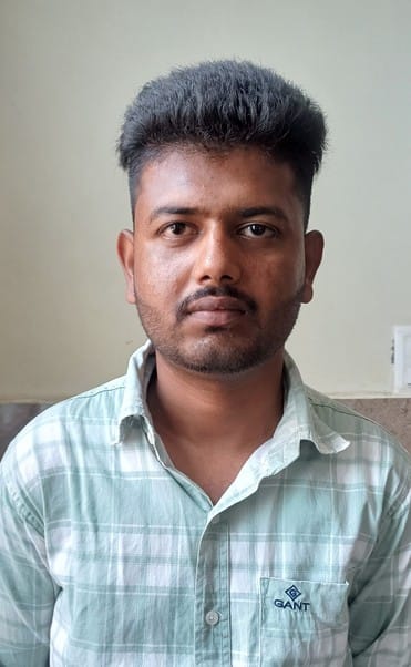 लाइब्रेरी परिसर में फर्श पर बैठकर पढ़ाई और सरकारी नौकरी के लिए पेपर की तैयारी करते छात्र। संवाद लाइब्रेरी परिसर में फर्श पर बैठकर पढ़ाई और सरकारी नौकरी के लिए पेपर की तैयारी करते छात्र। संवाद