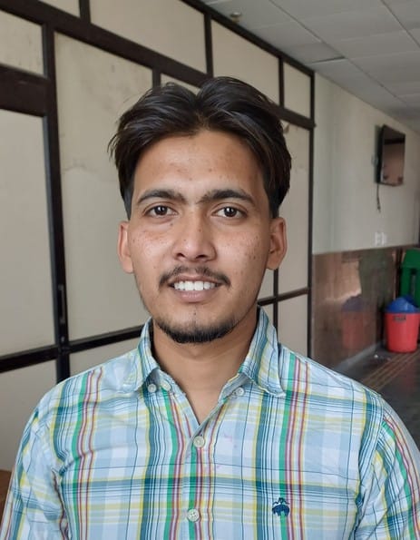 लाइब्रेरी परिसर में फर्श पर बैठकर पढ़ाई और सरकारी नौकरी के लिए पेपर की तैयारी करते छात्र। संवाद लाइब्रेरी परिसर में फर्श पर बैठकर पढ़ाई और सरकारी नौकरी के लिए पेपर की तैयारी करते छात्र। संवाद