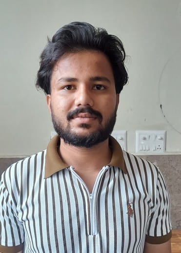 लाइब्रेरी परिसर में फर्श पर बैठकर पढ़ाई और सरकारी नौकरी के लिए पेपर की तैयारी करते छात्र। संवाद लाइब्रेरी परिसर में फर्श पर बैठकर पढ़ाई और सरकारी नौकरी के लिए पेपर की तैयारी करते छात्र। संवाद