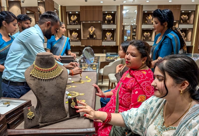 मेरठ रोड स्थित शोरूम में अक्षय तृतीया पर बाइक खरीदते लोग। संवाद