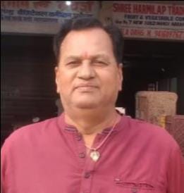 नारायणगढ़ स्थित सब्जी मंडी में खरीददारी करते लोग। संवाद नारायणगढ़ स्थित सब्जी मंडी में खरीददारी करते लोग। संवाद