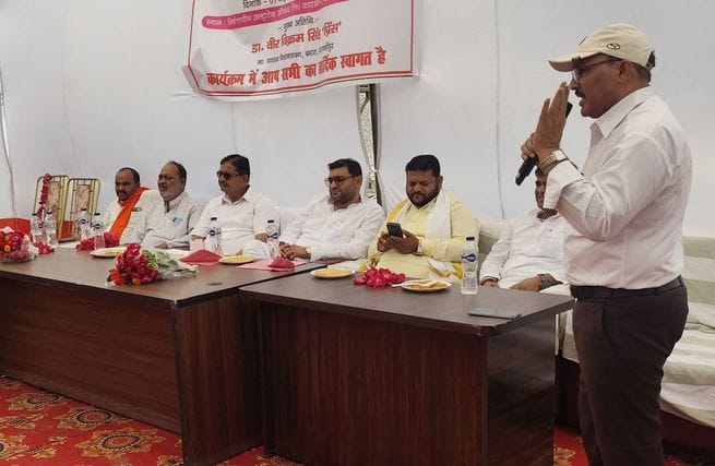 पुवायां के गांव नाहिल में विधिक साक्षरता शिविर में मौजूद अतिथि। स्रोत आयोजक पुवायां के गांव नाहिल में विधिक साक्षरता शिविर में मौजूद अतिथि। स्रोत आयोजक