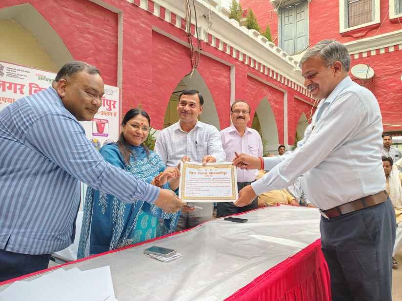 पुवायां के गांव नाहिल में विधिक साक्षरता शिविर में मौजूद अतिथि। स्रोत आयोजक पुवायां के गांव नाहिल में विधिक साक्षरता शिविर में मौजूद अतिथि। स्रोत आयोजक