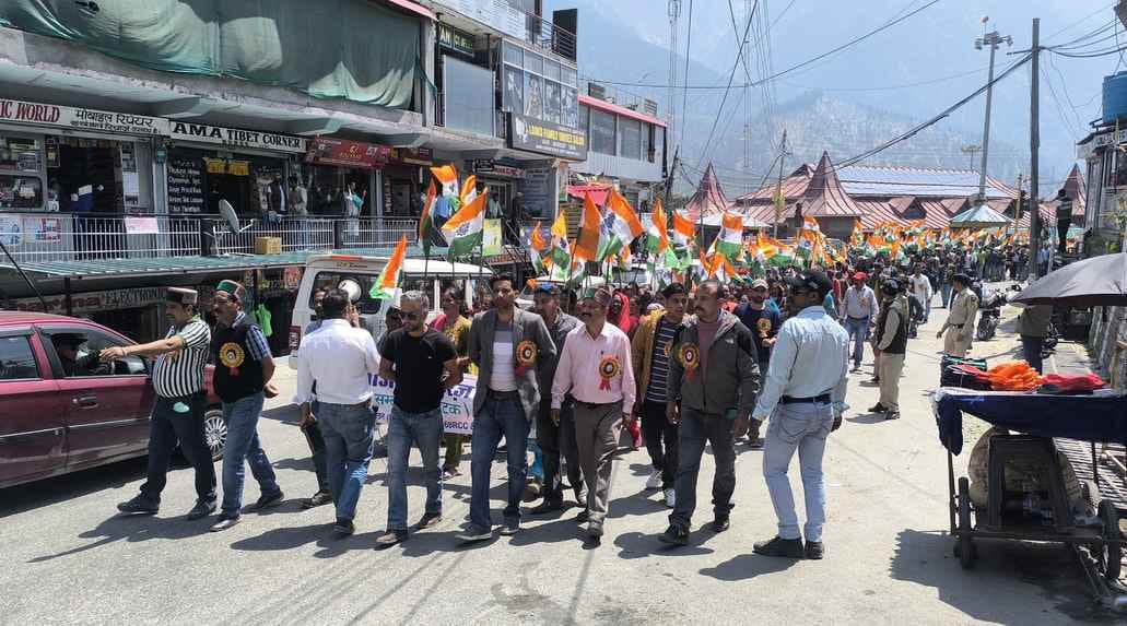 रिकांगपिओ में अंतर्राष्ट्रीय मजदूर दिवस पर आयोजित कार्यक्रम में सांस्कृतिक कार्यक्रम पेश करते क रिकांगपिओ में अंतर्राष्ट्रीय मजदूर दिवस पर आयोजित कार्यक्रम में सांस्कृतिक कार्यक्रम पेश करते क