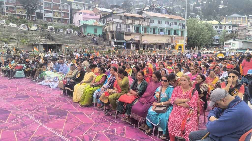 रिकांगपिओ में अंतर्राष्ट्रीय मजदूर दिवस पर आयोजित कार्यक्रम में सांस्कृतिक कार्यक्रम पेश करते क रिकांगपिओ में अंतर्राष्ट्रीय मजदूर दिवस पर आयोजित कार्यक्रम में सांस्कृतिक कार्यक्रम पेश करते क