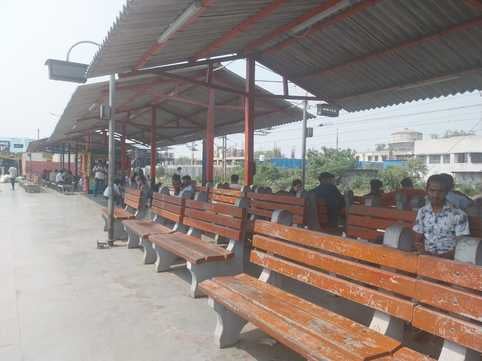 रेलवे स्टेशन के प्लेटफार्म नंबर दो पर टंकी से पानी ना मिलने पर परेशान होते यात्री। संवाद रेलवे स्टेशन के प्लेटफार्म नंबर दो पर टंकी से पानी ना मिलने पर परेशान होते यात्री। संवाद