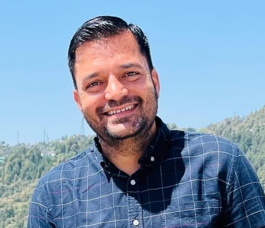 धर्मशाला बस स्टैंड में खड़ी निजी बस में डाईवर सीट के साथ रखा गया कूड़ेदान। संवाद धर्मशाला बस स्टैंड में खड़ी निजी बस में डाईवर सीट के साथ रखा गया कूड़ेदान। संवाद