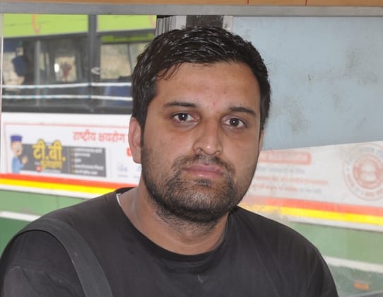 धर्मशाला बस स्टैंड में खड़ी निजी बस में डाईवर सीट के साथ रखा गया कूड़ेदान। संवाद धर्मशाला बस स्टैंड में खड़ी निजी बस में डाईवर सीट के साथ रखा गया कूड़ेदान। संवाद