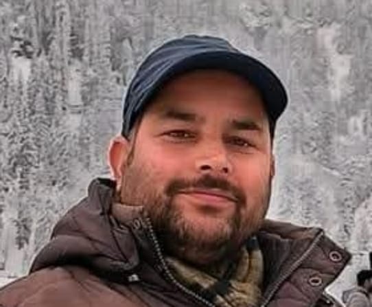 धर्मशाला बस स्टैंड में खड़ी निजी बस में डाईवर सीट के साथ रखा गया कूड़ेदान। संवाद धर्मशाला बस स्टैंड में खड़ी निजी बस में डाईवर सीट के साथ रखा गया कूड़ेदान। संवाद