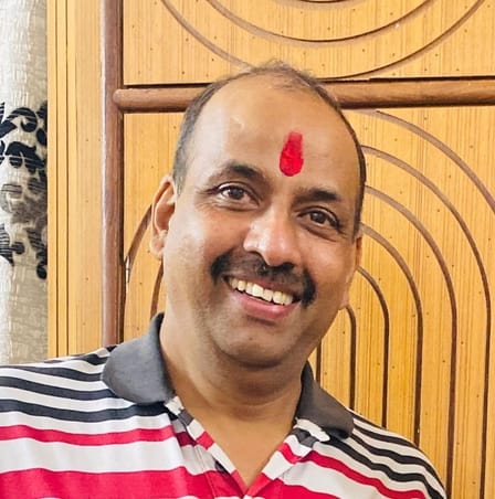 धर्मशाला बस स्टैंड में खड़ी निजी बस में डाईवर सीट के साथ रखा गया कूड़ेदान। संवाद धर्मशाला बस स्टैंड में खड़ी निजी बस में डाईवर सीट के साथ रखा गया कूड़ेदान। संवाद
