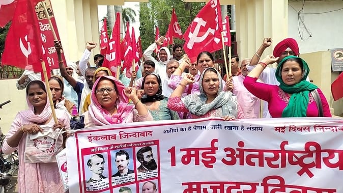 01जेएनडी05-नेहरू पार्क के बाहर मांगों को लेकर नारेबाजी करते हुए महिला वर्कर। संवाद 01जेएनडी05-नेहरू पार्क के बाहर मांगों को लेकर नारेबाजी करते हुए महिला वर्कर। संवाद