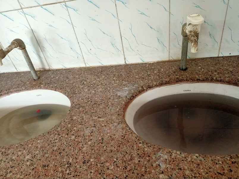 01सीटीके14-छात्रावास आठ में जर्जर हालत में वाटर कूलर। स्रोत:विद्यार्थी 01सीटीके14-छात्रावास आठ में जर्जर हालत में वाटर कूलर। स्रोत:विद्यार्थी