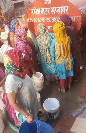 01सीटीके25 माता दरवाजा स्थित सार्वजनिक नल से पानी भरने के लिए लगी लोगों की भीड़। संवाद 01सीटीके25 माता दरवाजा स्थित सार्वजनिक नल से पानी भरने के लिए लगी लोगों की भीड़। संवाद