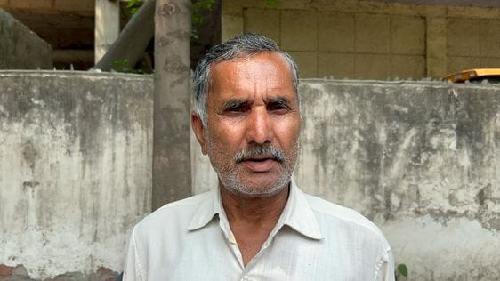 01सीटीके25 माता दरवाजा स्थित सार्वजनिक नल से पानी भरने के लिए लगी लोगों की भीड़। संवाद 01सीटीके25 माता दरवाजा स्थित सार्वजनिक नल से पानी भरने के लिए लगी लोगों की भीड़। संवाद