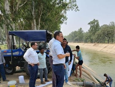 01सीटीके25 माता दरवाजा स्थित सार्वजनिक नल से पानी भरने के लिए लगी लोगों की भीड़। संवाद 01सीटीके25 माता दरवाजा स्थित सार्वजनिक नल से पानी भरने के लिए लगी लोगों की भीड़। संवाद