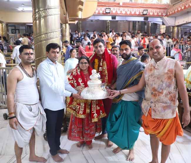 बाबा महाकाल का पंचामृत स्नान। 