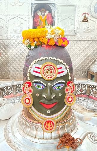 बाबा महाकाल का पंचामृत स्नान। 