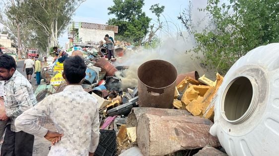 बड़ूही में कबाड़ की दुकान में लगी आग बुझाते दमकल कर्मी। -स्रोत : जागरूक पाठक