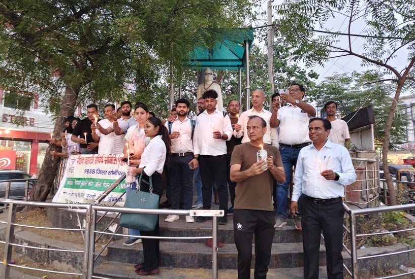 फोटो 28- सोनीपत के सुभाष चौक पर कैंडल मार्च के दौरान पहलगाम में आतंकी हमले में मारे गए पर्यटकों फोटो 28- सोनीपत के सुभाष चौक पर कैंडल मार्च के दौरान पहलगाम में आतंकी हमले में मारे गए पर्यटकों