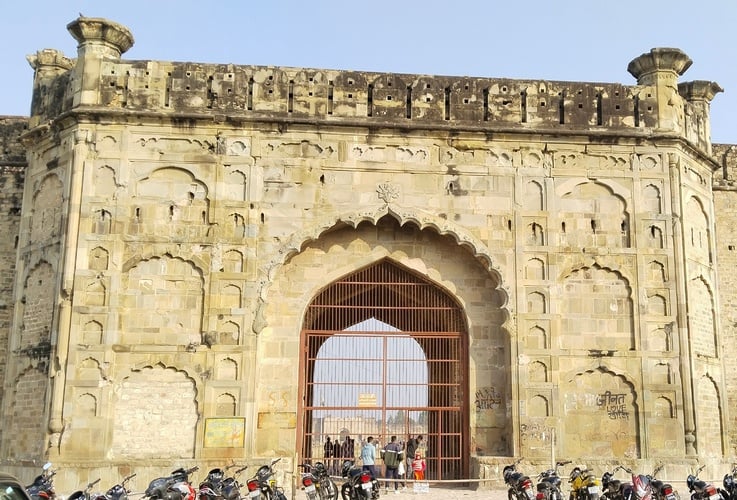नजीबाबाद-पत्थरगढ़ किले के तालाब में स्थित कुआं एवं क्षतिग्रस्त सीढि़यां।(संवाद) नजीबाबाद-पत्थरगढ़ किले के तालाब में स्थित कुआं एवं क्षतिग्रस्त सीढि़यां।(संवाद)