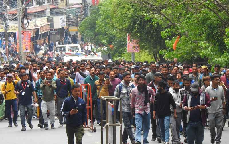 नैनीताल घटना के खिलाफ मल्लीताल में जुलूस निकालते कई संगठनों के सदस्य संवाद नैनीताल घटना के खिलाफ मल्लीताल में जुलूस निकालते कई संगठनों के सदस्य संवाद