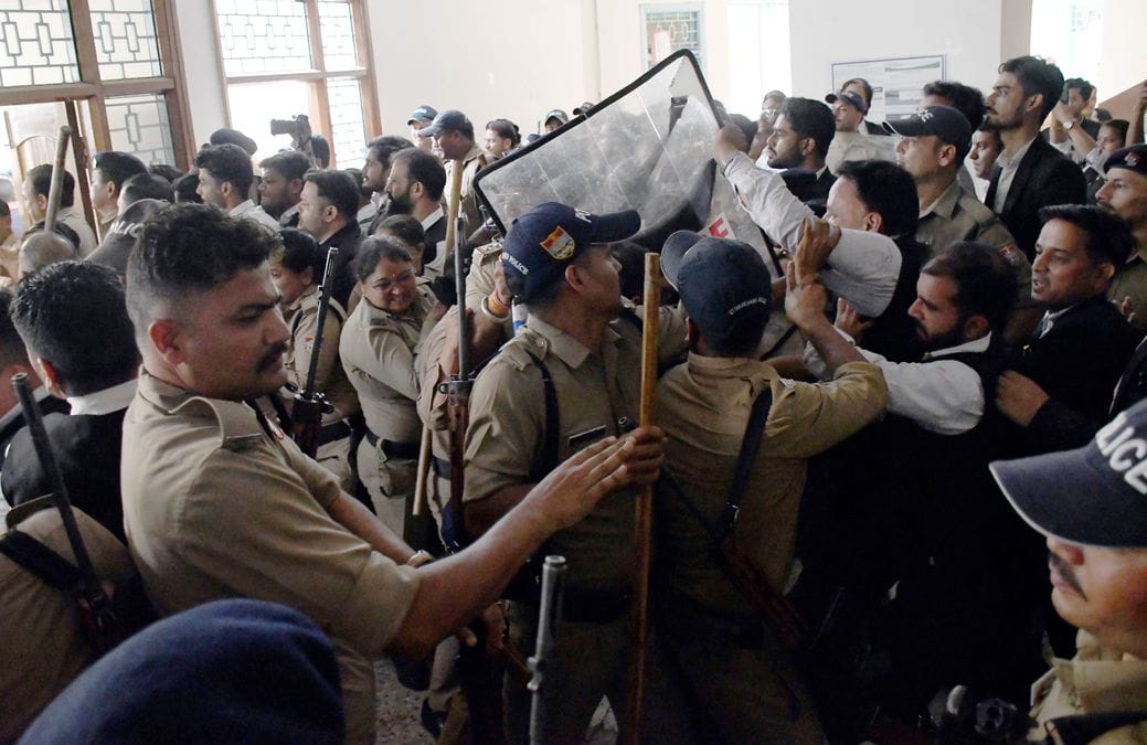 नैनीताल में बालिका से दुष्कर्म के आरोपी को हल्द्वानी के जजी कोर्ट में लाए जाने के दौरान अधिवक्त नैनीताल में बालिका से दुष्कर्म के आरोपी को हल्द्वानी के जजी कोर्ट में लाए जाने के दौरान अधिवक्त
