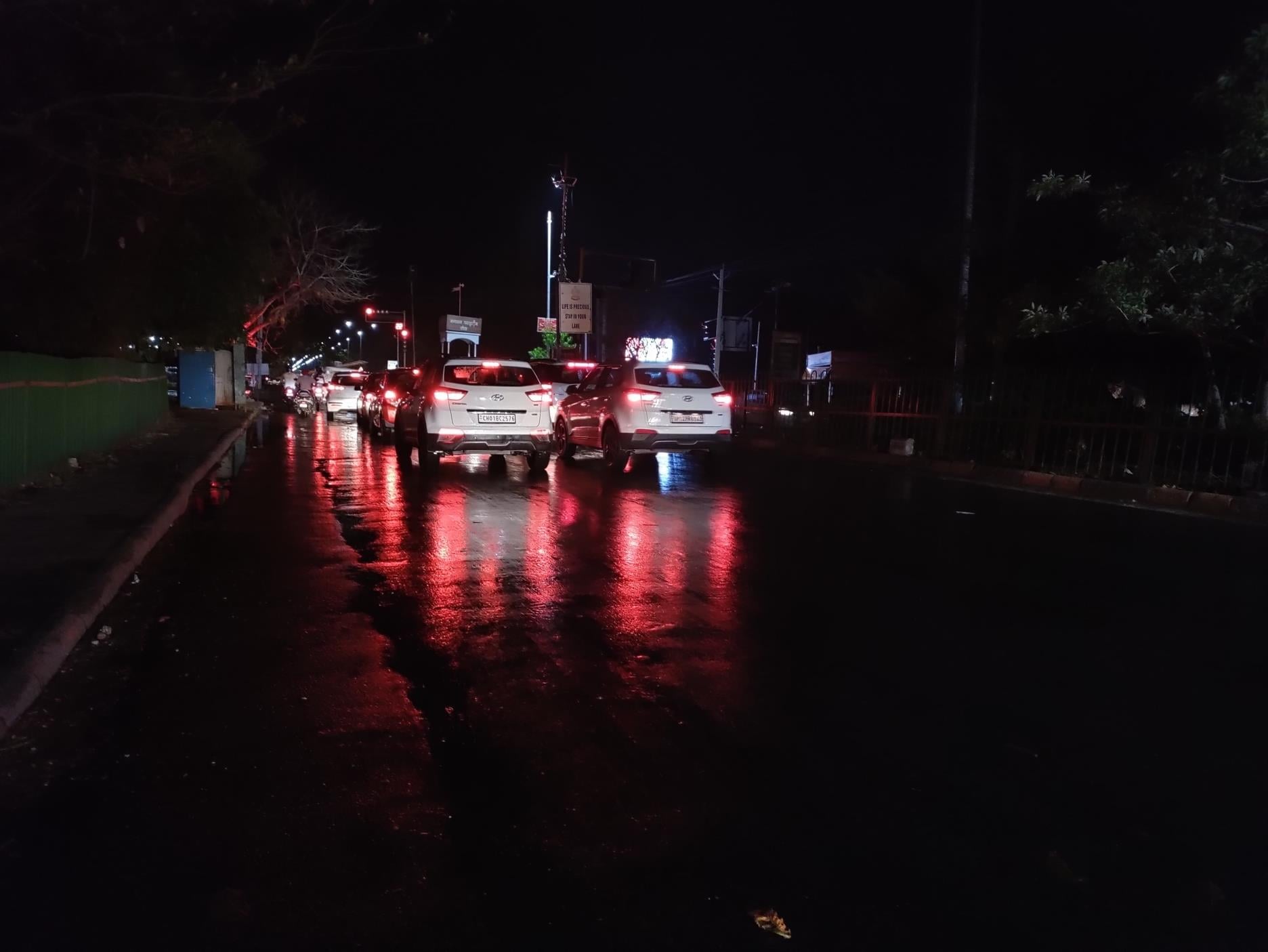 पंचकूला के सेक्टर-पांच में देर रात बारिश के दाैरान चमकती बिजली। कर्मचंद पंचकूला के सेक्टर-पांच में देर रात बारिश के दाैरान चमकती बिजली। कर्मचंद