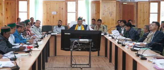 रिकांगपिओ में जनजातीय सलाहकार समिति की बैठक में चर्चा करते मंत्री और अधिकारी। स्रोत : जन संपर्क रिकांगपिओ में जनजातीय सलाहकार समिति की बैठक में चर्चा करते मंत्री और अधिकारी। स्रोत : जन संपर्क
